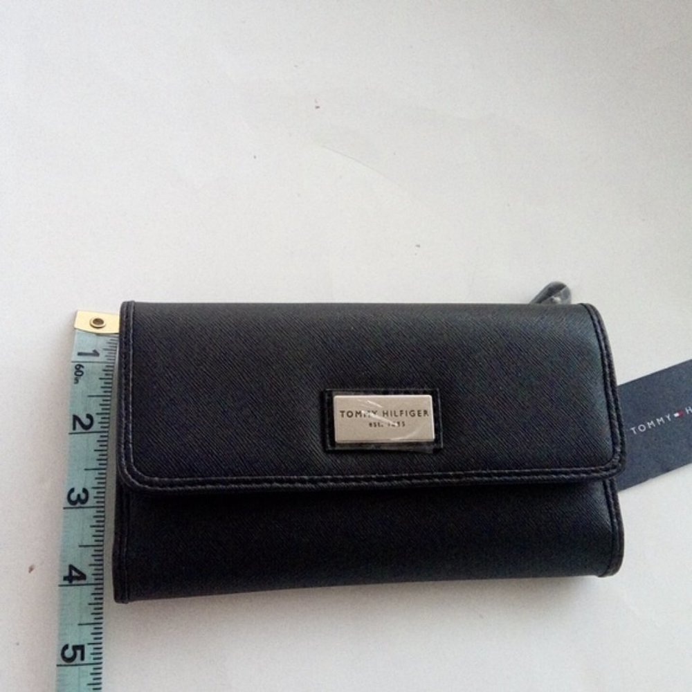 Tommy Hilfiger Black Bifold Wallet With 2 Closure Options Multiple Card Slots ID